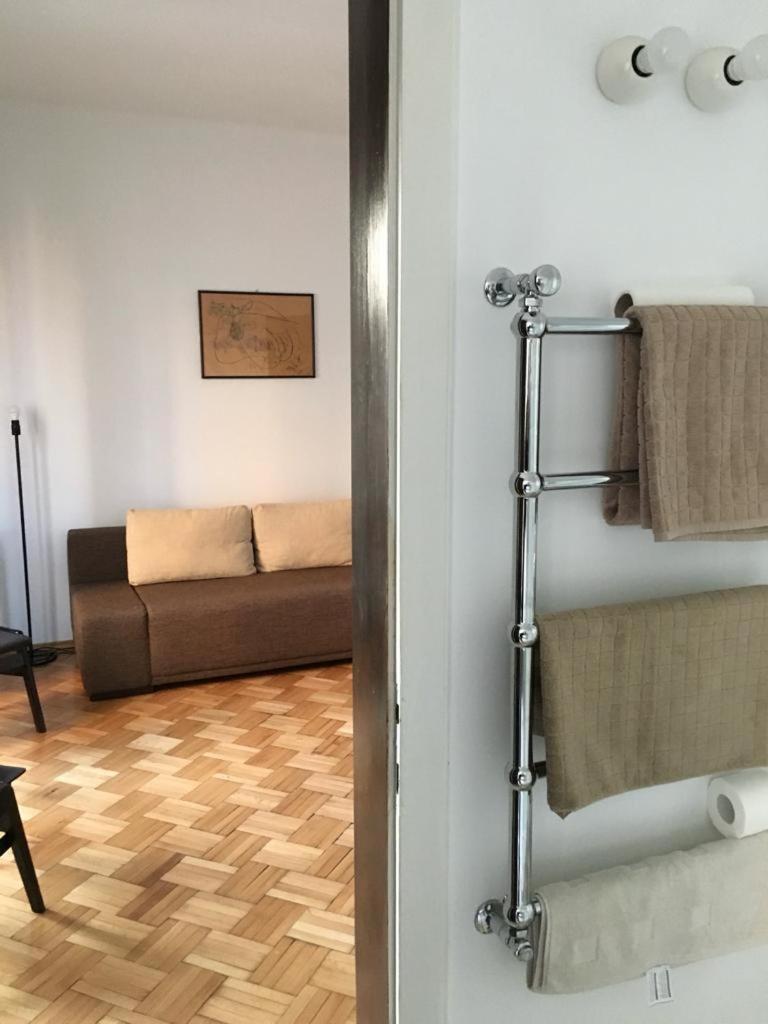 Central Studio Across From Intercontinental Bucharest Luaran gambar